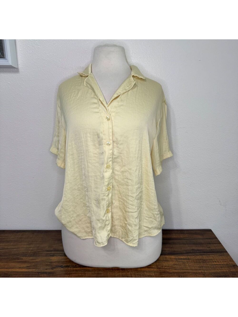 Auden Women's Button-Up Short Sleeve Shirt in Yellow Size Medium